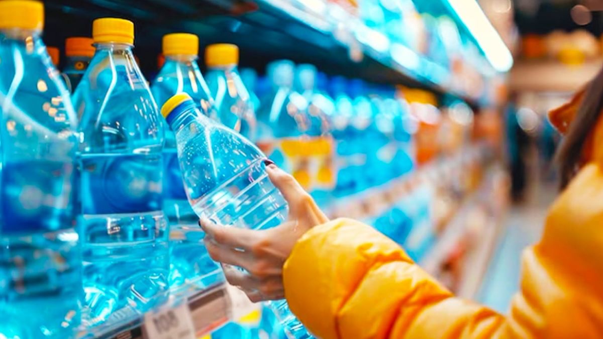 Les scientifiques alertent les personnes qui boivent l’eau en bouteille: elles doivent arrêter, voici pourquoi