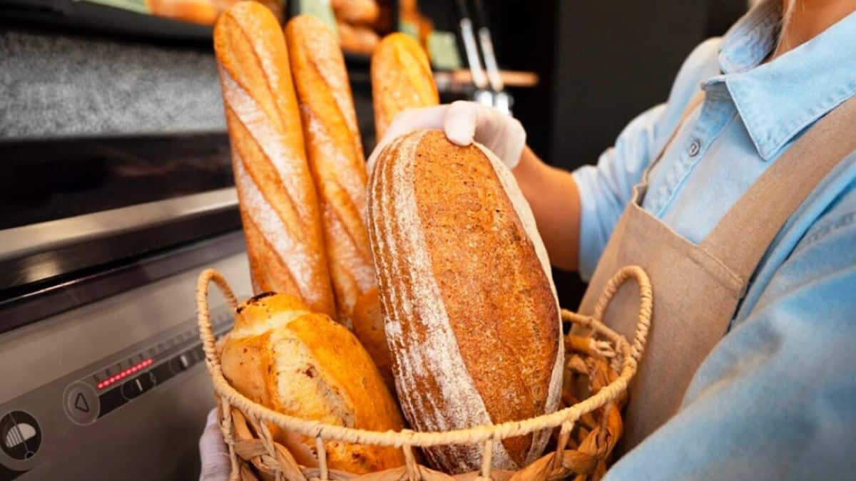 Ni plastique ni torchon : l’astuce d’un boulanger pour garder le pain frais et croustillant plusieurs jours