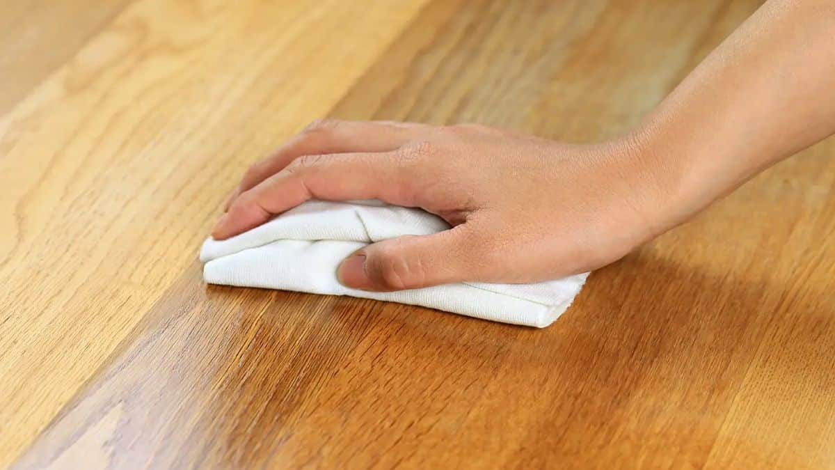 Sans cire ni lustrant: l’astuce avec 2 ingrédients pour retrouver vos meubles en bois comme neufs