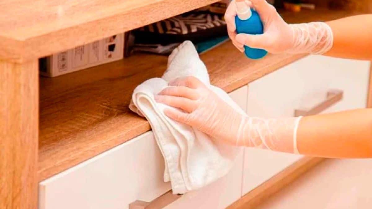Sans ammoniaque ni vinaigre: l’astuce pour nettoyer la graisse des meubles de cuisine sans effort
