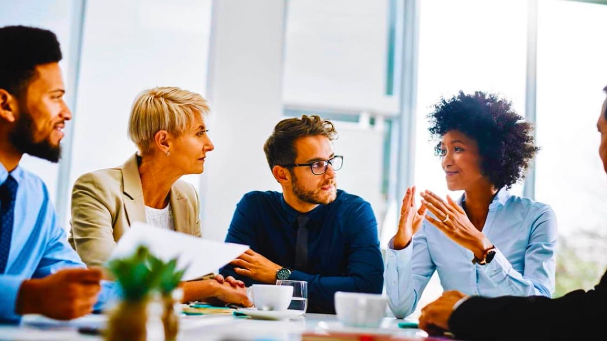 Interrompre les autres sans cesse : simple impatience ou vrai besoin de dominer ?