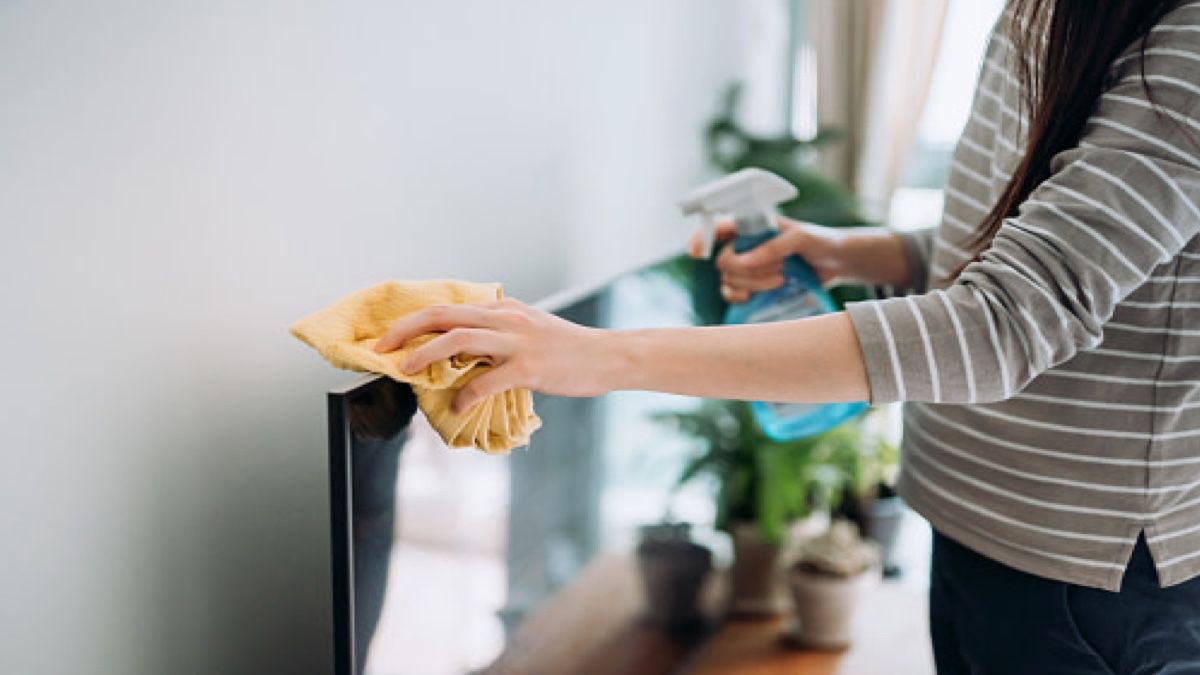 Ni vinaigre ni produit chimique : l’ingrédient de cuisine qui rend votre télé impeccable en quelques secondes