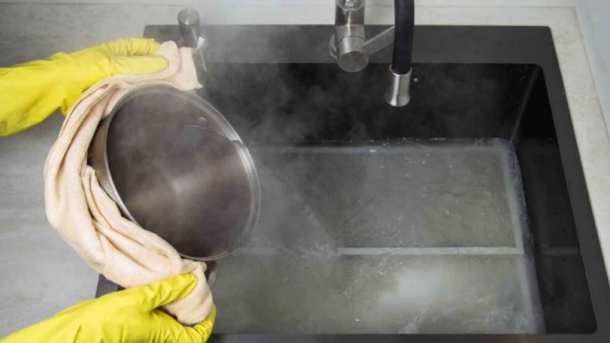 Verser de l’eau bouillante dans l’évier : l’erreur coûteuse qui abîme vos canalisations sans que vous le sachiez