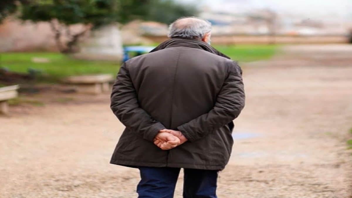 Ce que révèle vraiment le fait de marcher lentement avec les mains dans le dos, selon la psychologie
